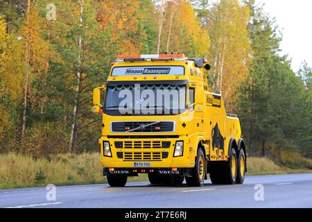 Gelbes Volvo FH Hochleistungs-Bergungsfahrzeug zum Ziehen von Sattelschleppwagen von Hinaus Raasepori auf der Autobahn im Herbst. Raasepori, Finnland. Oktober 2023. Stockfoto