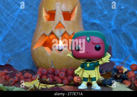 Funko Pop Actionfigur des Marvel Avengers Superhelden Vision aus der tv-Serie WandaVision. Halloween Kostüm, Jack o Laterne, Spinnennetz, Herbstlaub. Stockfoto