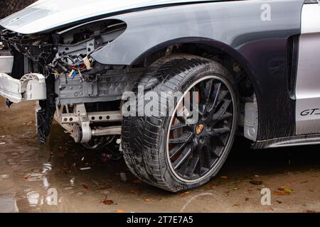 Lemberg, Ukraine - 15. November 2023: Gestürzter, beschädigter Porsche Stockfoto