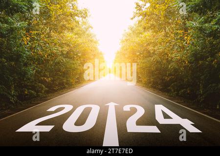 Das neue Jahr 2024 oder ein einfaches Konzept. Text 2024 auf der Straße in der Mitte geschrieben Stockfoto