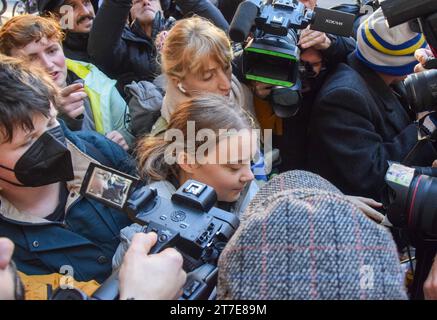 London, England, Großbritannien. November 2023. GRETA THUNBERG wird von Medienvertretern gemobbt, als sie am Westminster Magistrates Court ankommt. Der schwedische Aktivist wurde bei einem Protest gegen fossile Brennstoffe vor dem InterContinental Hotel in Mayfair während des Energy Intelligence Forums verhaftet und wegen eines Verstoßes gegen die öffentliche Ordnung angeklagt. (Kreditbild: © Vuk Valcic/ZUMA Press Wire) NUR REDAKTIONELLE VERWENDUNG! Nicht für kommerzielle ZWECKE! Stockfoto