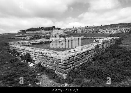 Blick auf die Überreste des römischen Forts Vercovicium (besser bekannt als Housesteads Fort) in Schwarz-weiß. Stockfoto