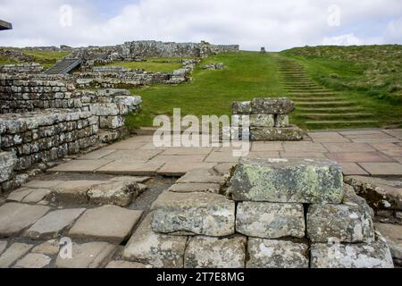 Blick auf die Ruinen von Housesteads Fort, einer der alten römischen Festungen entlang der Hadriansmauer in Nordengland. Stockfoto