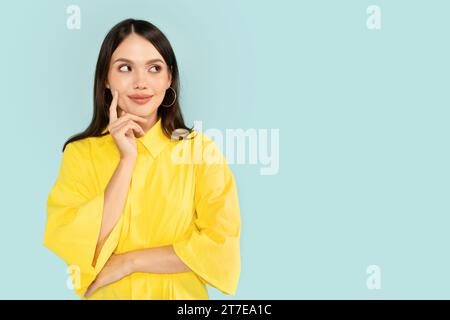 Neugierige junge brünette Frau, die sich den Kopierraum ansieht Stockfoto