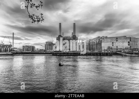 Battersea Power Station, berühmtes Gebäude und Wahrzeichen mit Blick auf die Themse in London, England, Großbritannien Stockfoto