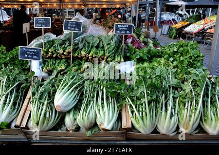 Kopenhagen, Dänemark /15. November. 2023/Käufer auf dem Bauernmarkt oder Obst- und Gemüsehändler in der Torvhallerne in der dänischen Hauptstadt. Torvhallerne. (Photo.Francis Joseph Dean/Dean Pictures) Stockfoto