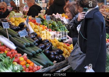 Kopenhagen, Dänemark /15. November. 2023/Käufer auf dem Bauernmarkt oder Obst- und Gemüsehändler in der Torvhallerne in der dänischen Hauptstadt. Torvhallerne. (Photo.Francis Joseph Dean/Dean Pictures) Stockfoto