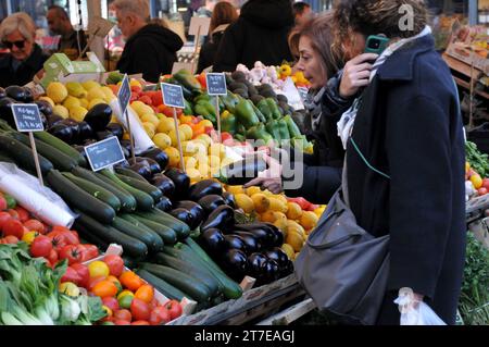 Kopenhagen, Dänemark /15. November. 2023/Käufer auf dem Bauernmarkt oder Obst- und Gemüsehändler in der Torvhallerne in der dänischen Hauptstadt. Torvhallerne. (Photo.Francis Joseph Dean/Dean Pictures) Stockfoto