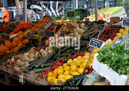 Kopenhagen, Dänemark /15. November. 2023/Käufer auf dem Bauernmarkt oder Obst- und Gemüsehändler in der Torvhallerne in der dänischen Hauptstadt. Torvhallerne. (Photo.Francis Joseph Dean/Dean Pictures) Stockfoto