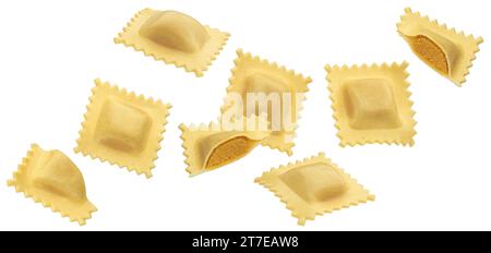 Ravioli Nudeln mit Kürbisfüllung isoliert auf weißem Hintergrund Stockfoto