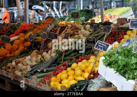 Kopenhagen, Dänemark /15. November. 2023/Käufer auf dem Bauernmarkt oder Obst- und Gemüsehändler in der Torvhallerne in der dänischen Hauptstadt. Torvhallerne. Photo.Francis Joseph Dean/Dean Pictures Credit: Imago/Alamy Live News Stockfoto