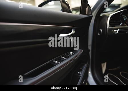 Türkarte in einem neuen modischen Auto. Hochwertige Fotos Stockfoto