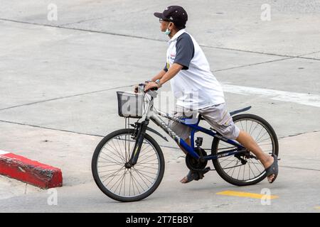 SAMUT PRAKAN, THAILAND, 28. September 2023, Ein Mann fährt auf einer Straße mit dem Fahrrad Stockfoto