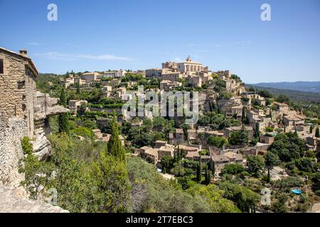 Das Dorf Gordes liegt malerisch auf einem Felsen am südlichen Rand des Plateau de Vaucluse in der Provence Stockfoto