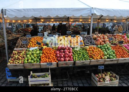 Kopenhagen, Dänemark /15. November. 2023/Käufer auf dem Bauernmarkt oder Obst- und Gemüsehändler in der Torvhallerne in der dänischen Hauptstadt. Torvhallerne. Photo.Francis Joseph Dean/Dean Pictures Credit: Imago/Alamy Live News Stockfoto