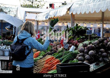 Kopenhagen, Dänemark /15. November. 2023/Käufer auf dem Bauernmarkt oder Obst- und Gemüsehändler in der Torvhallerne in der dänischen Hauptstadt. Torvhallerne. Photo.Francis Joseph Dean/Dean Pictures Credit: Imago/Alamy Live News Stockfoto