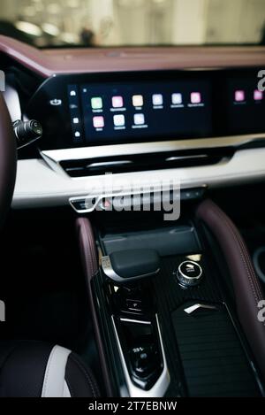 Multimedia-Panel in einem modischen Auto. Hochwertige Fotos Stockfoto