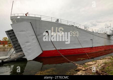 Muskegon, Michigan - Landing Ship Tank 393, aber 1942, um Panzer, amphibische Angriffsfahrzeuge und Truppen von Land zu Land während des Zweiten Weltkriegs zu transportieren Th Stockfoto