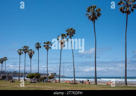 San Diego, Kalifornien - 10. Mai 2023: Morgenlicht über dem Strand in der Nähe von San Diego, Kalifornien Stockfoto