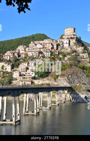 Castèl Di Tora. Turano See. Latium. Italien Stockfoto