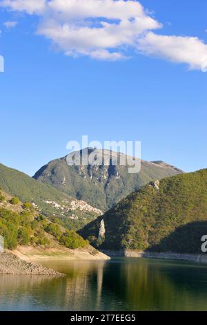 Castèl Di Tora. Turano See. Latium. Italien Stockfoto