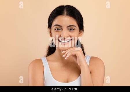 Junge Indianerin mit seidenglatter Haut, die ihre natürliche Schönheit demonstriert Stockfoto