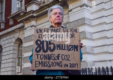 London, England, Großbritannien. November 2023. Demonstranten unterstützen Greta Thunberg und andere Aktivisten vor dem Westminster Magistrates Court. Der schwedische Aktivist wurde bei einem Protest gegen fossile Brennstoffe vor dem InterContinental Hotel in Mayfair während des Energy Intelligence Forums verhaftet und wegen eines Verstoßes gegen die öffentliche Ordnung angeklagt. (Kreditbild: © Vuk Valcic/ZUMA Press Wire) NUR REDAKTIONELLE VERWENDUNG! Nicht für kommerzielle ZWECKE! Stockfoto