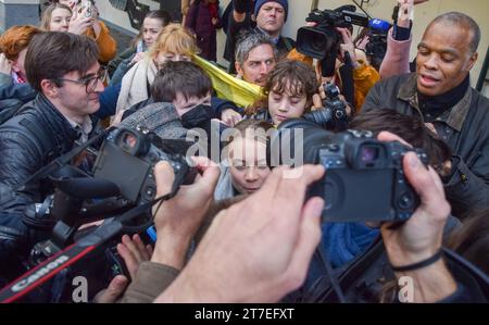 London, England, Großbritannien. November 2023. GRETA THUNBERG wird von Medienvertretern gemobbt, als sie den Westminster Magistrates Court verlässt. Der schwedische Aktivist wurde bei einem Protest gegen fossile Brennstoffe vor dem InterContinental Hotel in Mayfair während des Energy Intelligence Forums verhaftet und wegen eines Verstoßes gegen die öffentliche Ordnung angeklagt. (Kreditbild: © Vuk Valcic/ZUMA Press Wire) NUR REDAKTIONELLE VERWENDUNG! Nicht für kommerzielle ZWECKE! Stockfoto