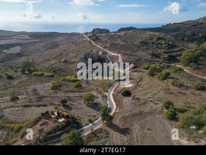 Drohnenansicht der neuen Straße vom Dorf Ineia zur Bucht von Lara auf der Halbinsel Akamas, Zypern. Stockfoto