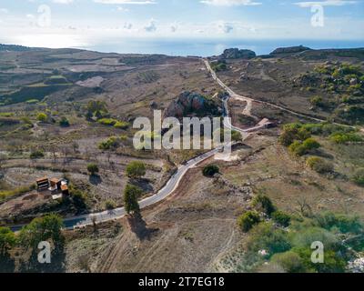 Drohnenansicht der neuen Straße vom Dorf Ineia zur Bucht von Lara auf der Halbinsel Akamas, Zypern. Stockfoto