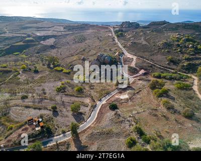 Drohnenansicht der neuen Straße vom Dorf Ineia zur Bucht von Lara auf der Halbinsel Akamas, Zypern. Stockfoto