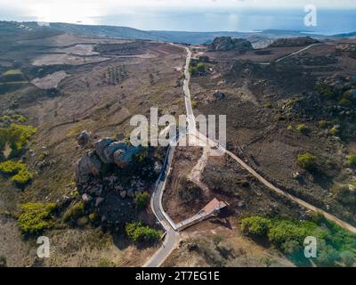 Drohnenansicht der neuen Straße vom Dorf Ineia zur Bucht von Lara auf der Halbinsel Akamas, Zypern. Stockfoto