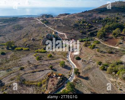 Drohnenansicht der neuen Straße vom Dorf Ineia zur Bucht von Lara auf der Halbinsel Akamas, Zypern. Stockfoto