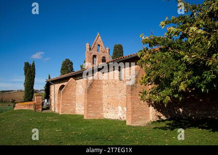 la chapelle sainte colombe à baziege midi pyrenées par un beau temps d'automne et un ciel bleu - chapelle sainte colombe in baziege midi pyrenées Stockfoto