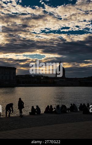 Quai de la daurade, Promenade Henri Martin à toulouse au crépuscule avec du Monde à contre jour qui profite d'une belle fin de journée - bei Dämmerung, Wit Stockfoto