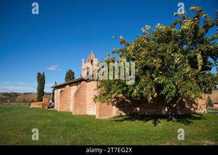 la chapelle sainte colombe à baziege midi pyrenées par un beau temps d'automne et un ciel bleu - chapelle sainte colombe in baziege midi pyrenées Stockfoto