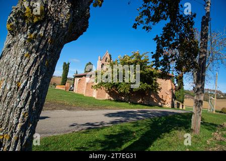 la chapelle sainte colombe à baziege midi pyrenées par un beau temps d'automne et un ciel bleu - chapelle sainte colombe in baziege midi pyrenées Stockfoto