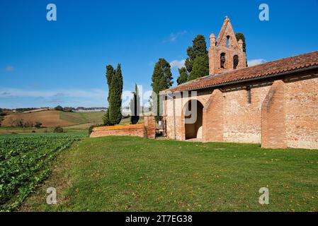 la chapelle sainte colombe à baziege midi pyrenées par un beau temps d'automne et un ciel bleu - chapelle sainte colombe in baziege midi pyrenées Stockfoto