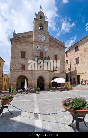 Piazza Cino Del Duca. Rathaus. Montedinove. Marken. Italien Stockfoto