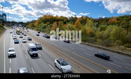 Mehrspuriger Autobahnverkehr in Toronto mit herbstlicher Blattfarbe Stockfoto