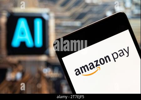 In dieser Fotoabbildung wird das Logo der amerikanischen Online-Zahlungsplattform Amazon Pay auf einem Smartphone mit einem KI-Chip und einem Symbol im Hintergrund angezeigt. Stockfoto
