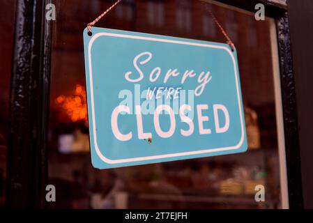 Nahaufnahme eines Schilds mit der Meldung „Sorry We're Closed“ Stockfoto