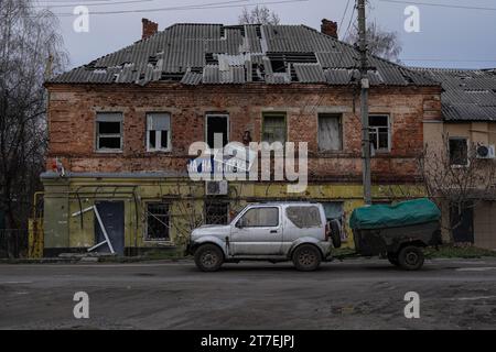 Jewhen Wasyliev/Le Pictorium - Kupjansk in der Ukraine - 10/11/2023 - Ukraine/kharkiw Oblast/Kupjansk - das ist Kupjansk! Er liegt im Osten der Region Charkiw, 40 Kilometer von der Grenze zu Russland am Oskil-Fluss entfernt. Am 27. Februar 2022 eroberte die russische Armee die Stadt. Nach 196 Tagen Besatzung befreiten die Streitkräfte der Ukraine die Stadt am 10. September 2022. Vor der Invasion lebten hier 27 Tausend Menschen, aber die Nähe zur Front und die täglichen Bombardierungen der russischen Besatzer zwangen die meisten Einwohner, ihre Häuser zu verlassen und zu verziehen. Stockfoto