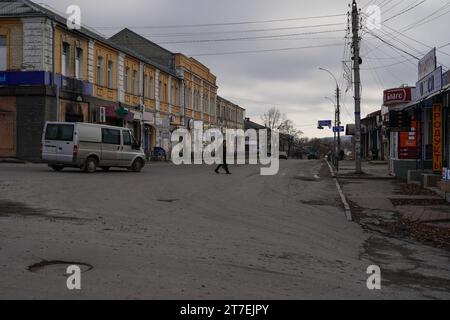 Jewhen Wasyliev/Le Pictorium - Kupjansk in der Ukraine - 10/11/2023 - Ukraine/kharkiw Oblast/Kupjansk - das ist Kupjansk! Er liegt im Osten der Region Charkiw, 40 Kilometer von der Grenze zu Russland am Oskil-Fluss entfernt. Am 27. Februar 2022 eroberte die russische Armee die Stadt. Nach 196 Tagen Besatzung befreiten die Streitkräfte der Ukraine die Stadt am 10. September 2022. Vor der Invasion lebten hier 27 Tausend Menschen, aber die Nähe zur Front und die täglichen Bombardierungen der russischen Besatzer zwangen die meisten Einwohner, ihre Häuser zu verlassen und zu verziehen. Stockfoto