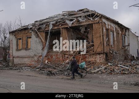 Jewhen Wasyliev/Le Pictorium - Kupjansk in der Ukraine - 10/11/2023 - Ukraine/kharkiw Oblast/Kupjansk - das ist Kupjansk! Er liegt im Osten der Region Charkiw, 40 Kilometer von der Grenze zu Russland am Oskil-Fluss entfernt. Am 27. Februar 2022 eroberte die russische Armee die Stadt. Nach 196 Tagen Besatzung befreiten die Streitkräfte der Ukraine die Stadt am 10. September 2022. Vor der Invasion lebten hier 27 Tausend Menschen, aber die Nähe zur Front und die täglichen Bombardierungen der russischen Besatzer zwangen die meisten Einwohner, ihre Häuser zu verlassen und zu verziehen. Stockfoto