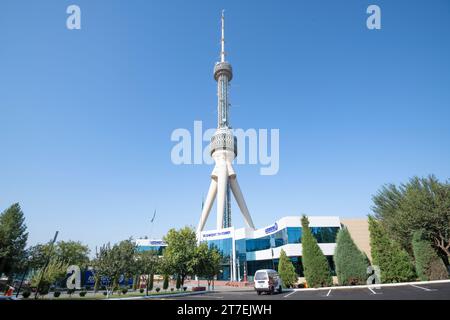 TASCHKENT, USBEKISTAN - 4. SEPTEMBER 2022: Blick auf das Taschkent Fernsehzentrum und den Fernsehturm an einem sonnigen Morgen Stockfoto