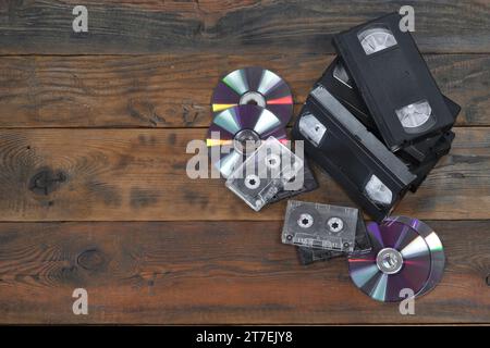 KIEW, UKRAINE - 4. MAI 2023: Audiokassetten, Kassetten Videos, CDs aus nächster Nähe. Die Entwicklung der Medien Stockfoto