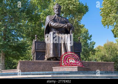 SAMARKAND, USBEKISTAN - 14. SEPTEMBER 2022: Amir Timur (Tamerlane). Stadtdenkmal aus nächster Nähe an einem sonnigen Tag Stockfoto