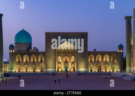 SAMARKAND, USBEKISTAN - 14. SEPTEMBER 2022: Mittelalterliche Tilla-Kari-Madrasah auf dem Registan-Platz in der Septemberdämmerung Stockfoto