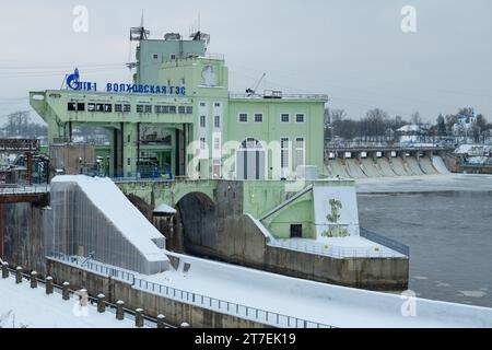 VOLKHOV, RUSSLAND - 11. DEZEMBER 2022: Gebäude des Volkhov-Wasserkraftwerks mit Staudamm an einem düsteren Dezembertag. Leningrad Stockfoto